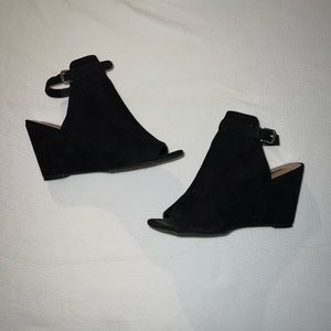 Black open toe wedge with adjustable strap